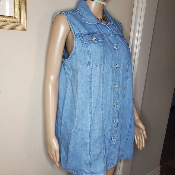 Motherhood Maternity sleeveless button up denim shirt. - Picture 6 of 9